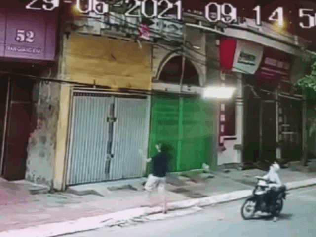 Clip Eva - Clip: Người đàn ông nhanh trí cứu mạng bé gái rơi khỏi lan can tầng 2