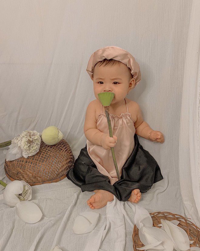 Bộ ảnh bé gái 8 tháng tuổi đáng yêu bên hoa sen, chi phí chụp siêu rẻ CĐM khó tin - 7