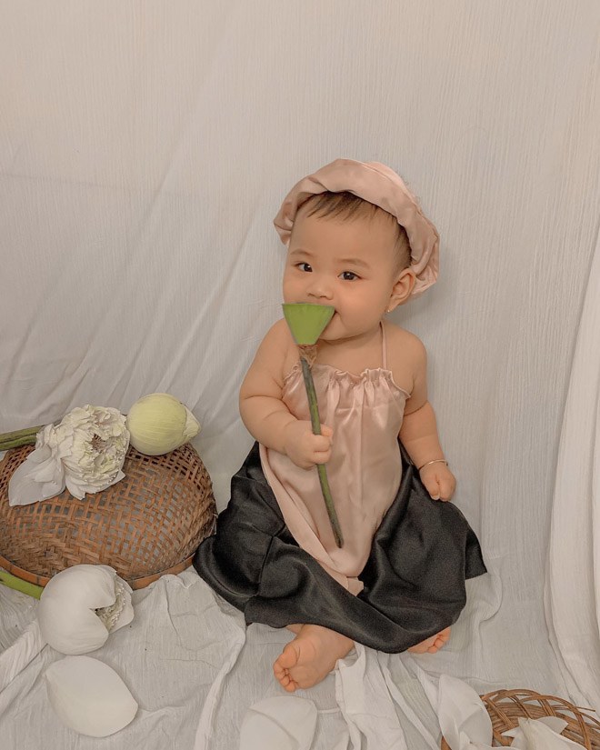 Ai cũng dành tặng lời khen đến sự sáng tạo của người mẹ, đồng thời thích thú với biểu cảm của bé.