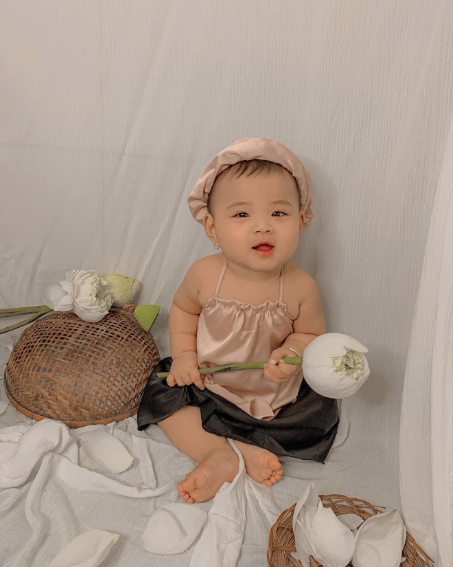 Bé Khánh Quỳnh chưa biết bò nên khá hợp tác với mẹ khi chụp hình.