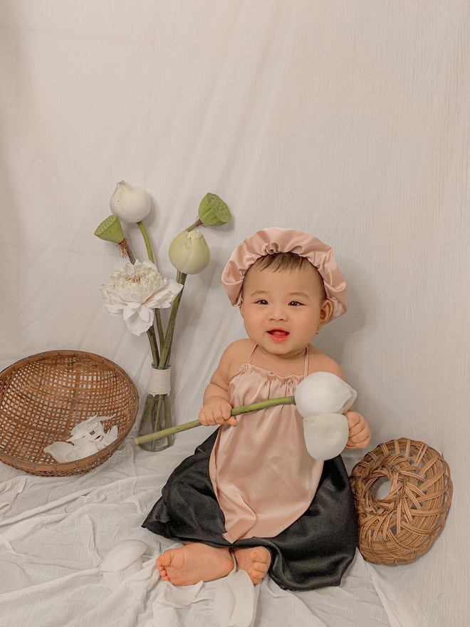 https://cdn.eva.vn/upload/2-2021/images/2021-06-30/be-gai-8-thang-tuoi-gay-sot-voi-bo-anh-hoa-sen-chi-phi-chup-hinh-khien-cdm-khong-tin-6-1625028425-631-width660height880.jpg