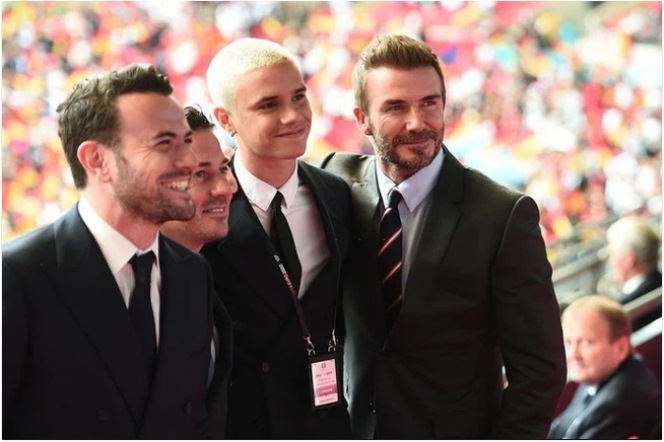 Con trai Romeo cũng cùng bố Beckham đi xem bóng.