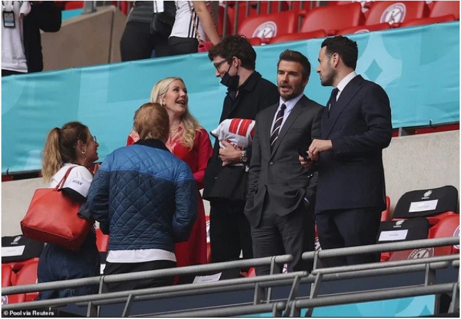Hội chị em phát cuồng khi thấy Beckham trên hàng ghế khán giả.