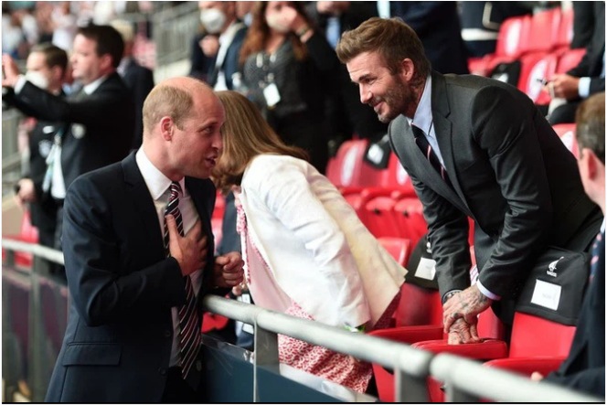 Beckham trò chuyện thoải mái cùng Hoàng tử William.