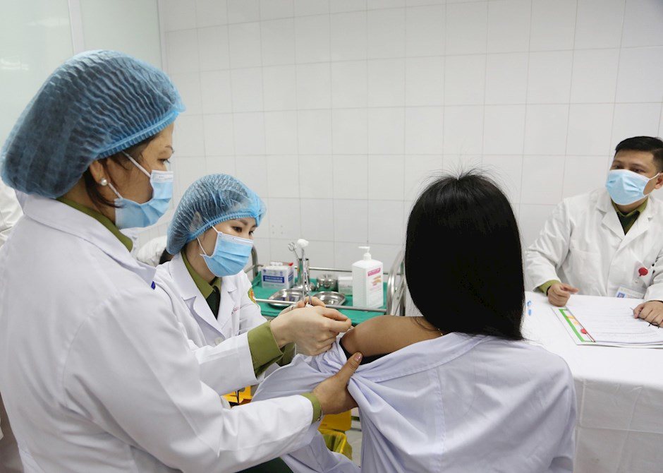 “Dở khóc dở cười” chuyện mặc gì đi tiêm vaccine: Người phanh cả cúc áo, người kéo lệch bờ vai - 5