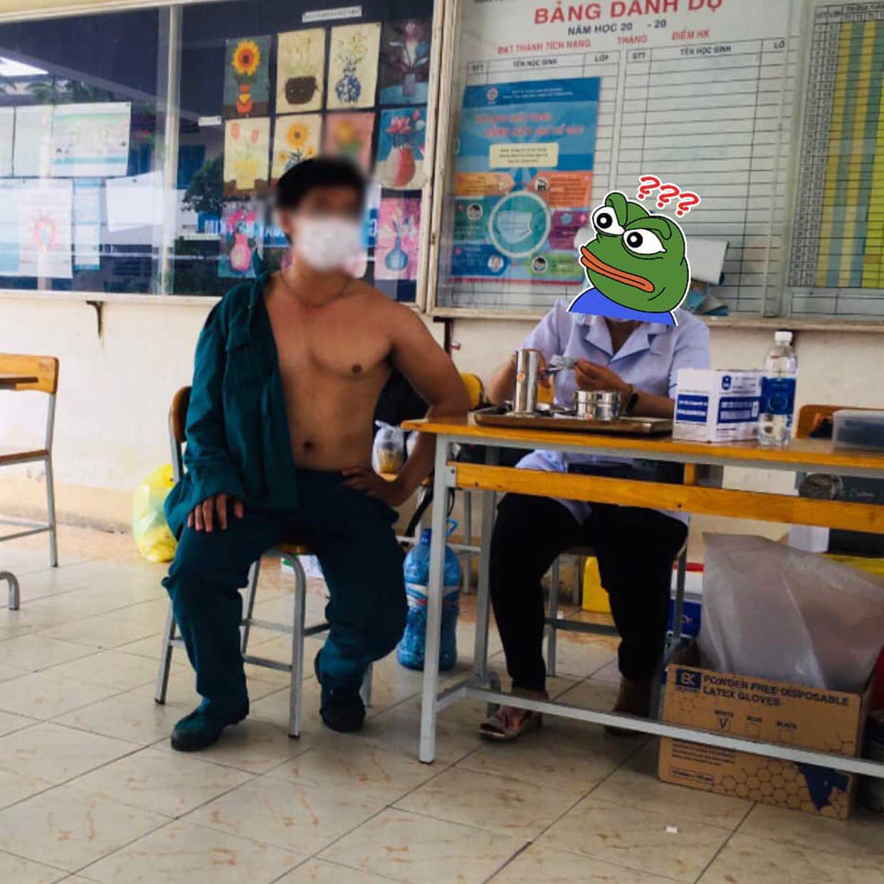 “Dở khóc dở cười” chuyện mặc gì đi tiêm vaccine: Người phanh cả cúc áo, người kéo lệch bờ vai - 3