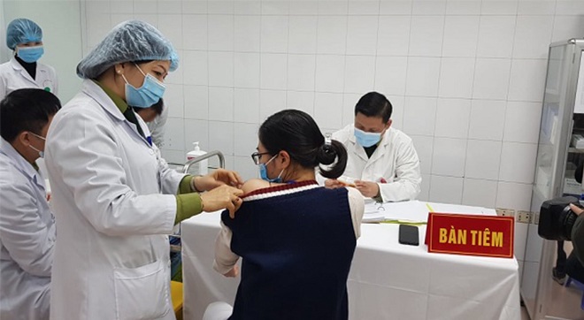 “Dở khóc dở cười” chuyện mặc gì đi tiêm vaccine: Người phanh cả cúc áo, người kéo lệch bờ vai - 6