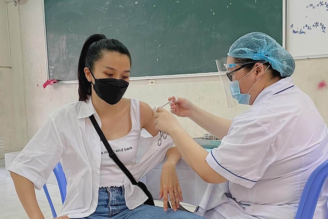 “Dở khóc dở cười” chuyện mặc gì đi tiêm vaccine: Người phanh cả cúc áo, người kéo lệch bờ vai - 14