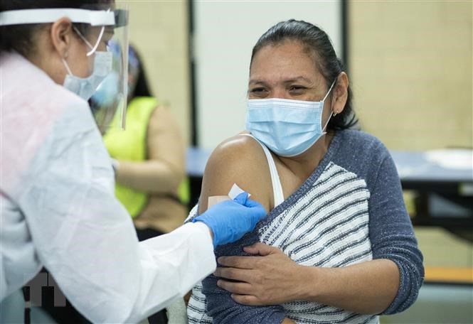 “Dở khóc dở cười” chuyện mặc gì đi tiêm vaccine: Người phanh cả cúc áo, người kéo lệch bờ vai - 8