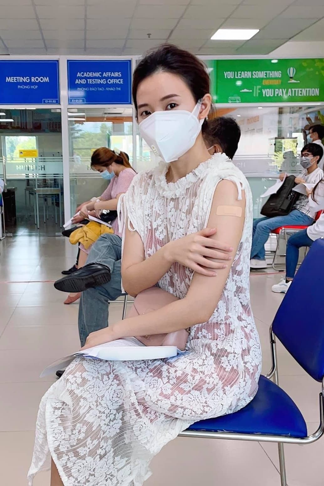 “Dở khóc dở cười” chuyện mặc gì đi tiêm vaccine: Người phanh cả cúc áo, người kéo lệch bờ vai - 10