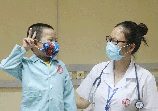 Bé trai hiện đã khỏe mạnh, khỏi bệnh sau 2 tuần điều trị. Ảnh: BVCC.
