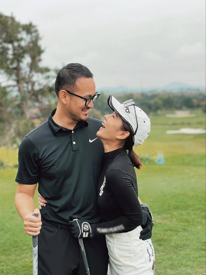 Nữ MC amp;#34;đi nhầm sân golf lấy chồng như ýamp;#34;: Ngày càng đẹp sau kết hôn, quấn quýt chàng CEO - 4