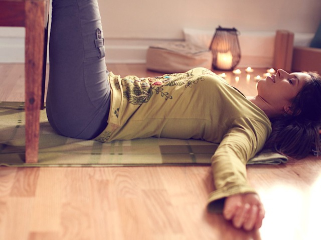 Chẳng cần uống đồ bổ, làm 5 động tác này vài phút buổi tối giúp ngủ ngon, sống thọ