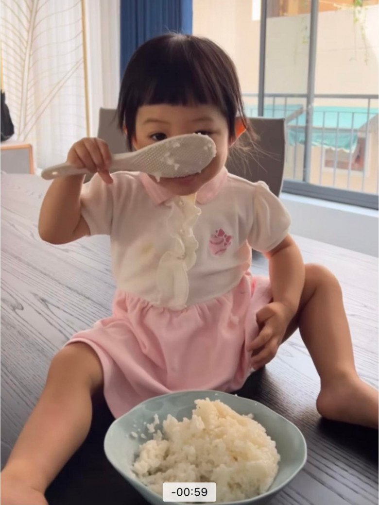Con gái đại gia Cường Đôla 19 tháng tuổi lấm lem, ăn cơm trắng cũng thấy ngon - 3