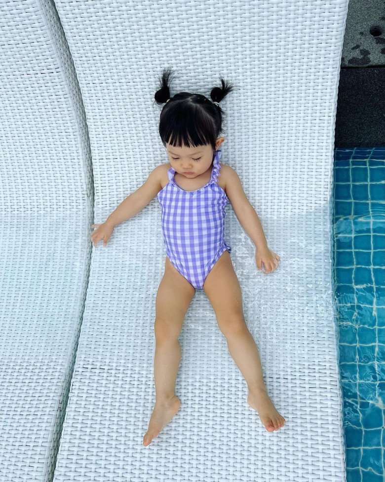 Daughter of Dam Thu Trang and Ho Ngoc Ha hesitates when touching bikini - 4