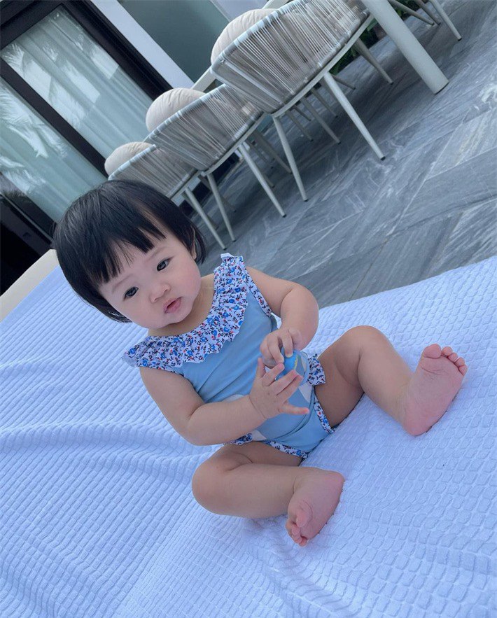 Daughter of Dam Thu Trang and Ho Ngoc Ha hesitates when touching bikini - 7