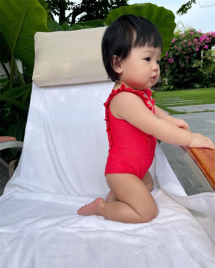 Daughter of Dam Thu Trang and Ho Ngoc Ha hesitates when touching bikini - 8