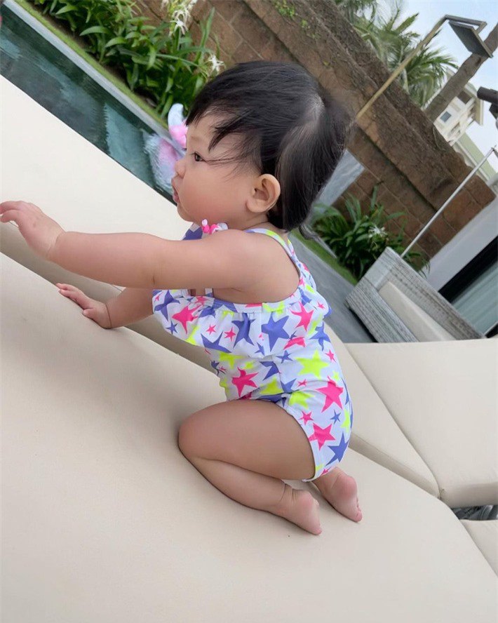 Daughter of Dam Thu Trang and Ho Ngoc Ha hesitates when touching bikini - 9