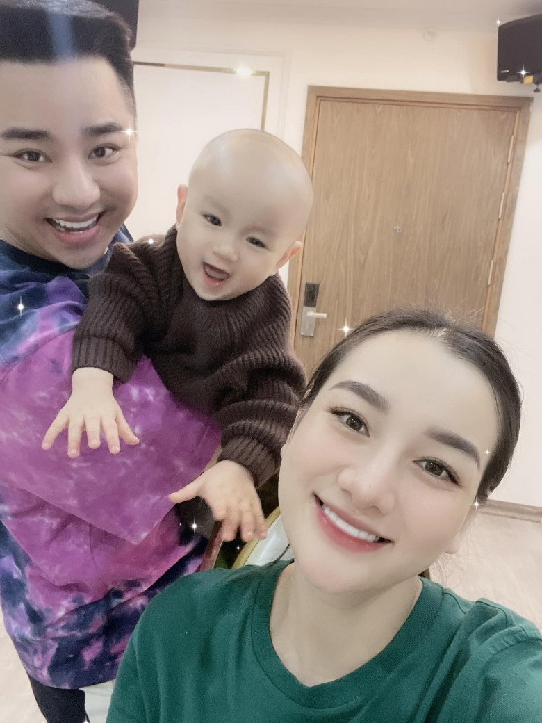 Little-known daughter of Dam Vinh Hung: Become airport hotgirl, give birth with Huu Cong - 11