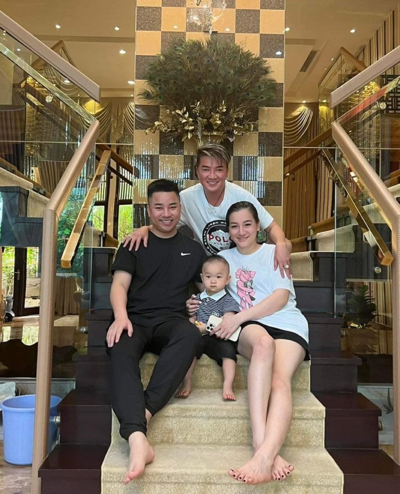Little-known daughter of Dam Vinh Hung: Become airport hotgirl, give birth with Huu Cong - 5