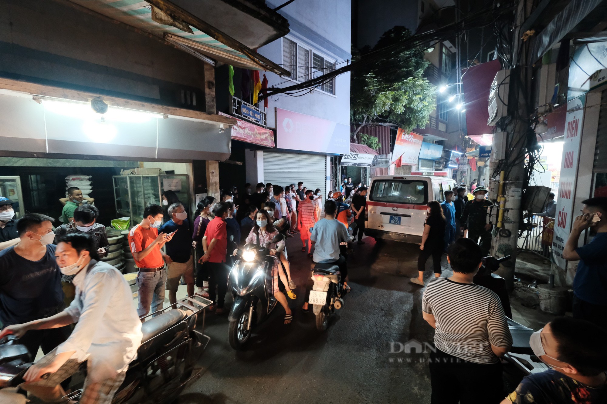 Xe cứu thương có mặt tại hiện trường vụ hoả hoạn. Ảnh: Gia Khiêm