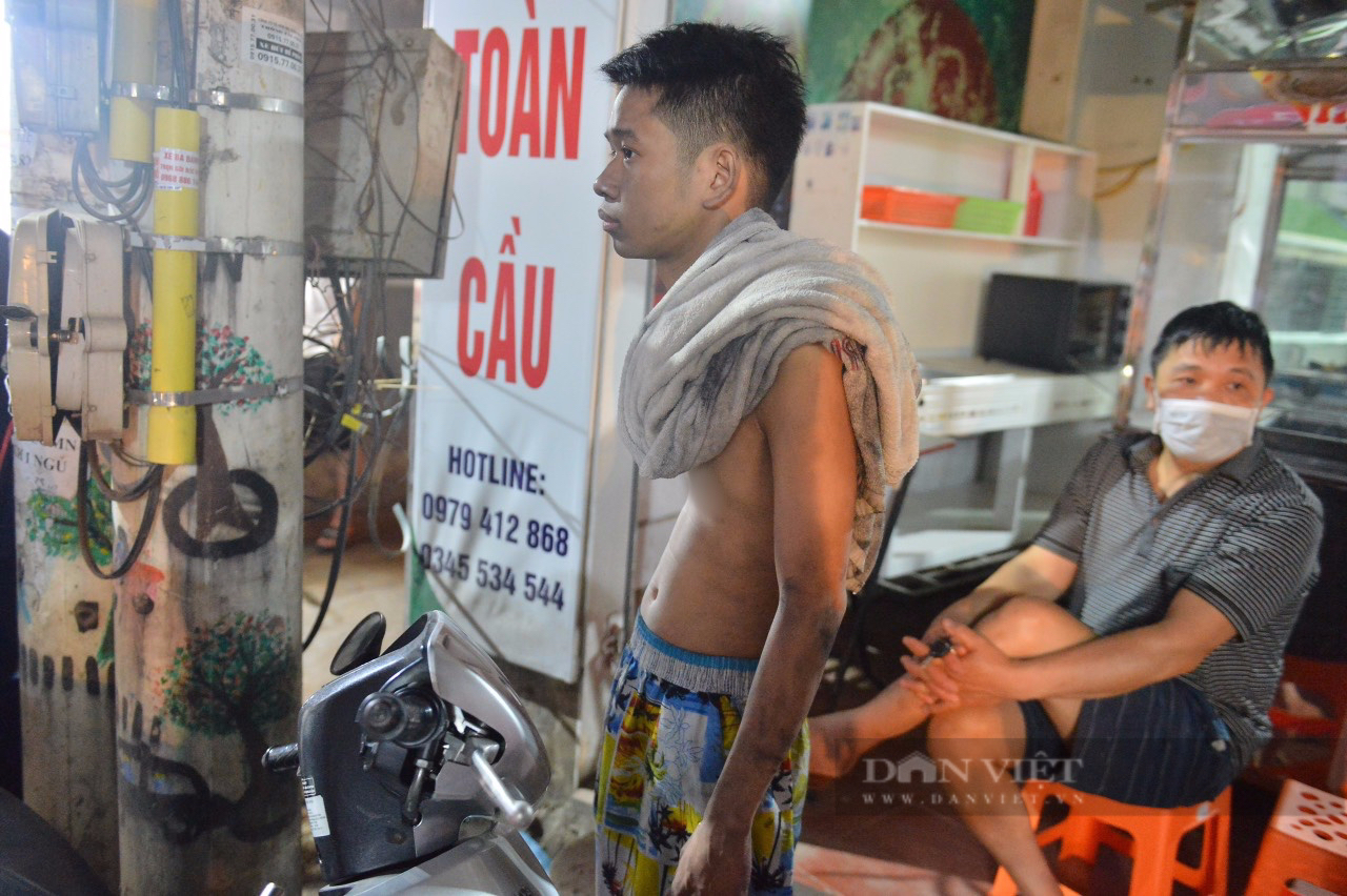 Anh Hoàng bần thần sau khi thoát khỏi đám cháy. Ảnh: Gia Khiêm