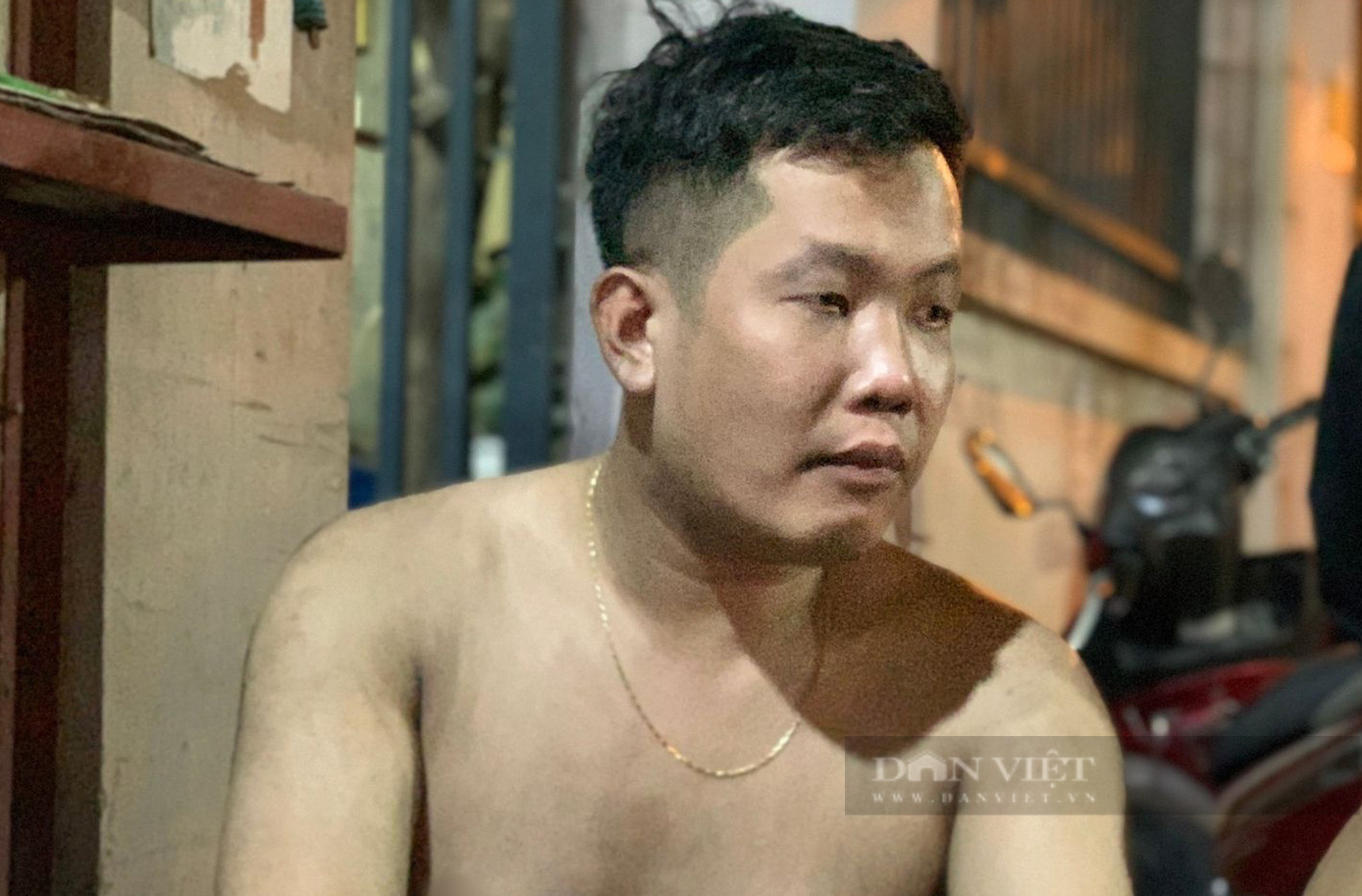 Anh Việt lấm lem khói đen sau khi được cứu ra ngoài an toàn. Ảnh: Gia Khiêm
