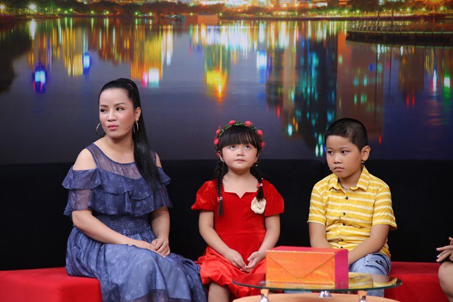 MC Oc Thanh Van cries on television over a letter from a 10 year old boy to his biological father - 11