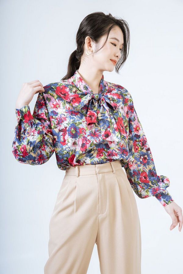 It turns out that flowers bloom in spring because... every woman has at least one flower blouse - 8