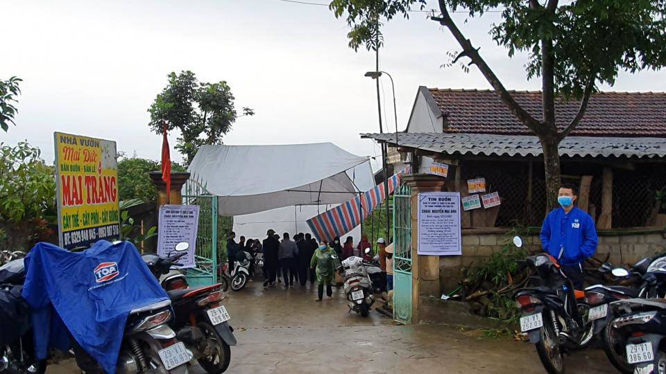 Người dân địa phương tìm tới gia đình nạn nhân để chia buồn