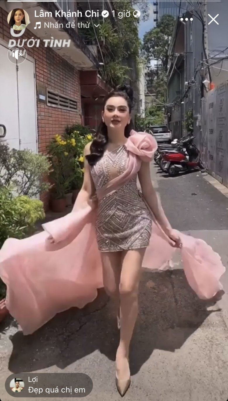 Artistic Catwalk in the Middle of the Road, Lam Khanh Chi Shows Her Long Body, Still Smooth Without Editing - 6