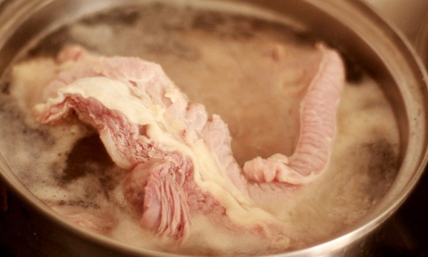 Do not boil the meat as you do, you must add this step so that the meat is completely clean, free of residue and toxins - 3