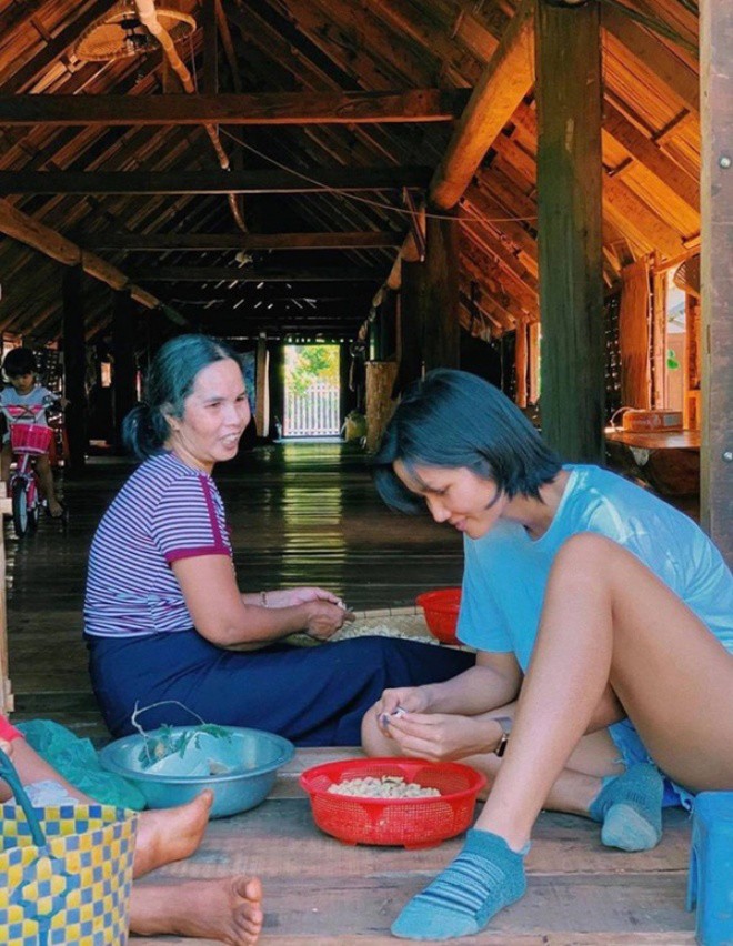 Những cô con gái tiền tỷ Vbiz: Hà Hồ để lại biệt thự, Hoà Minzy xây nhà cho bố mẹ - 13