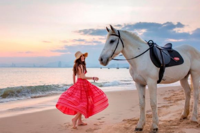 Phan Kim Lien U60 screen shows a photo of lying on a yacht, the dress is blowing in the wind causing a fever - 5