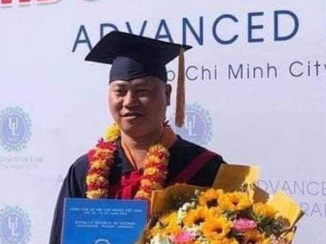 Vụ sư thầy ăn thịt chó Nguyễn Minh Phúc mặc áo cử nhân tốt nghiệp: ĐH Luật TP.HCM nói gì?
