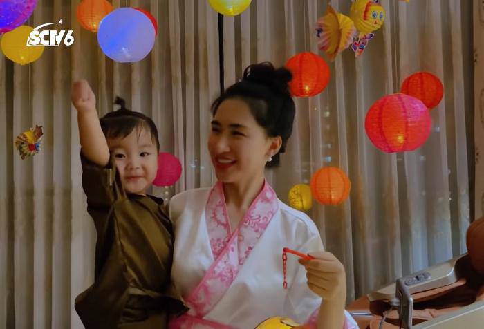 Hòa Minzy và con trai.