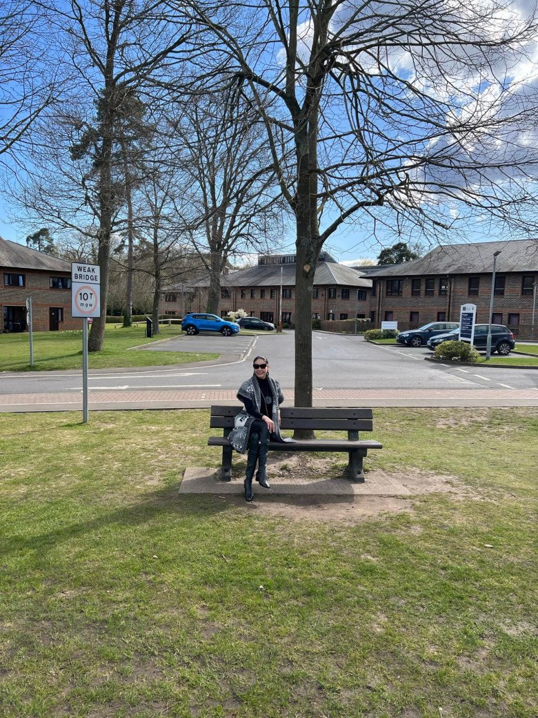 Ha Kieu Anh goes to England to see a school for his children: Near where the Queen of England lives, billions of dollars in tuition fees - 8