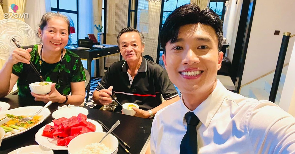 Go home to treat my parents to grilled chicken, go to Saigon Quoc Truong to continue treating my parents to a luxury villa