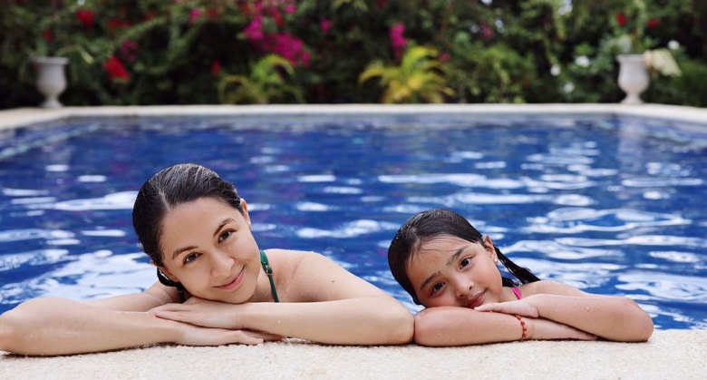 A mother and daughter of a Philippine beauty pose identically, their beauty "overwhelms" their mother - 6