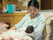 Bà bầu - Vừa sinh nở, 9X "choáng váng" nghe bạn thân nhìn 2 đặc điểm trên mặt và nói