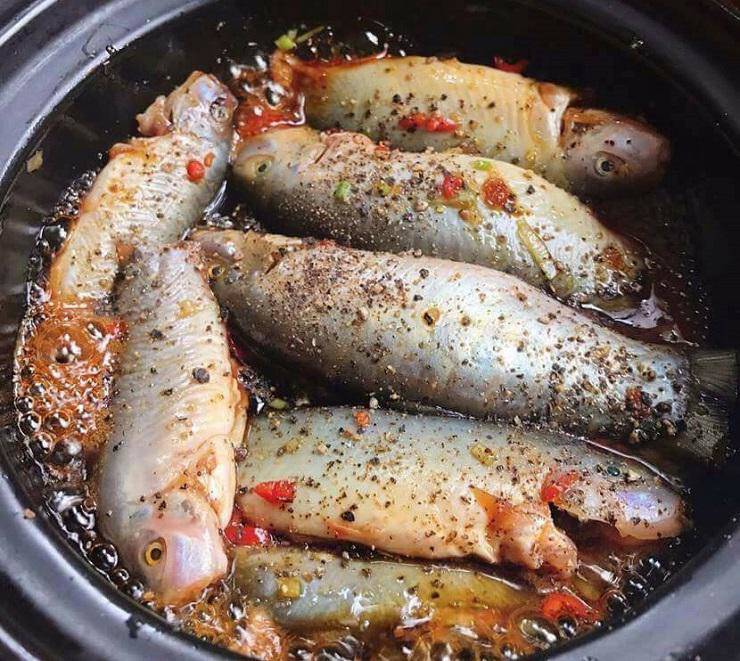 Cá heo nước ngọt kho tiêu.