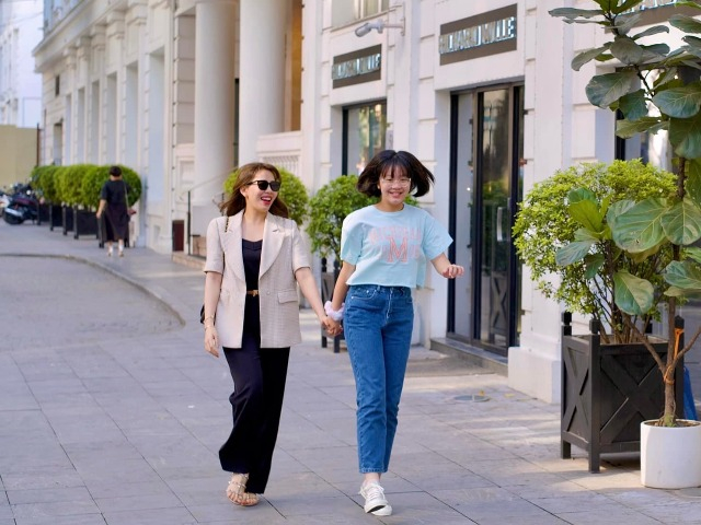 Con gái 11 tuổi của đạo diễn Ai Là Triệu Phú lớn bổng, mẹ thốt lên: Tốc độ không tưởng