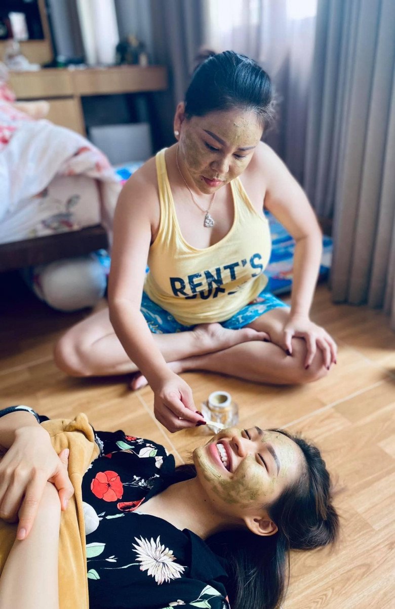 Le Giang's grandmother takes care of her granddaughter and takes care of her skin, U50 used to play the role of amp;#34;Tran Thanhamp's wife;#34;  very sweet - 8