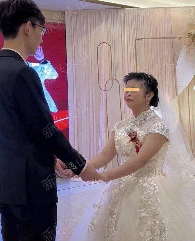 Cô dâu 39 tuổi kết hôn với chú rể 25 tuổi, sốc nặng với danh tính của chú rể - 1