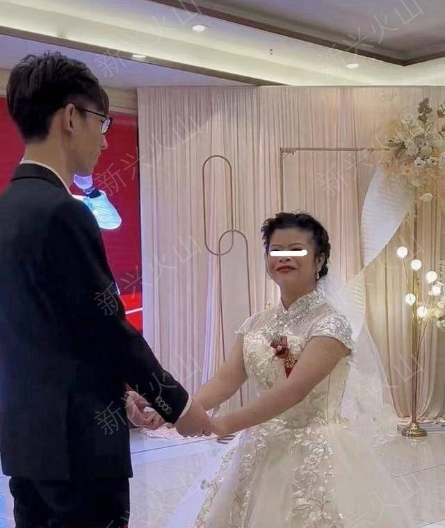 Cô dâu 39 tuổi kết hôn với chú rể 25 tuổi, sốc nặng với danh tính của chú rể - 3