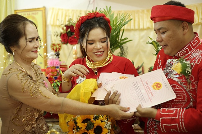Wedding amp;#34;terribleamp;#34;  In Nha Trang, the dowry includes 5 red books, 5 gold trees, cash diamonds - 3