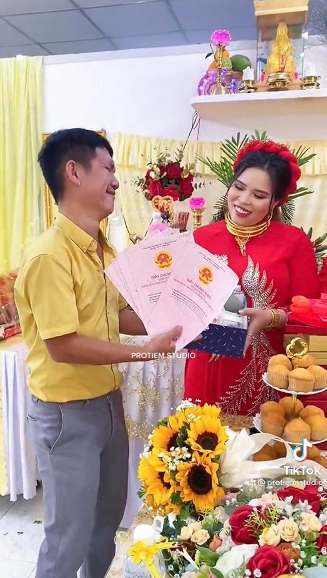 Wedding amp;#34;terribleamp;#34;  In Nha Trang, the dowry includes 5 red books, 5 gold trees, cash diamonds - 1