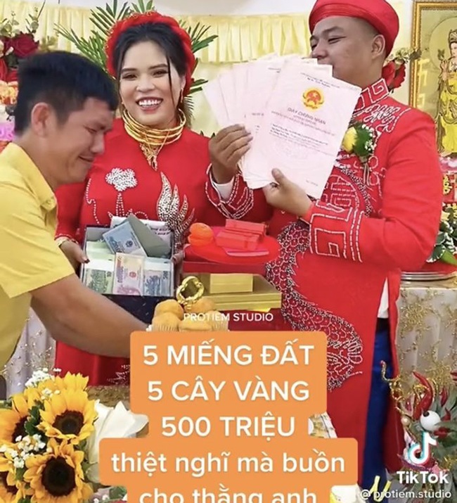Wedding amp;#34;terribleamp;#34;  In Nha Trang, the dowry includes 5 red books, 5 gold trees, cash diamonds - 2
