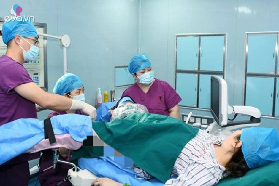 Seeing something between her legs when she turned around, the nurse panicked as she lifted the maternity blanket