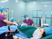 Bà bầu - Thấy có thứ gì lạ giữa 2 chân, y tá vội vén chăn của bệnh nhân lên thì hoảng hốt